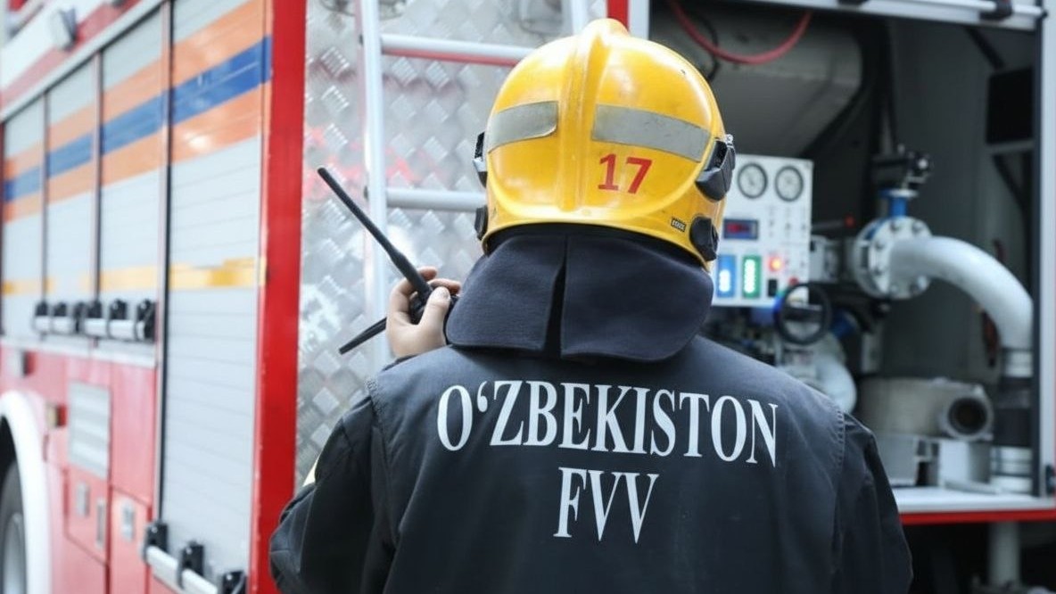 В Ташкенте произошёл крупный пожар на складах рядом с рынком Гумбаз